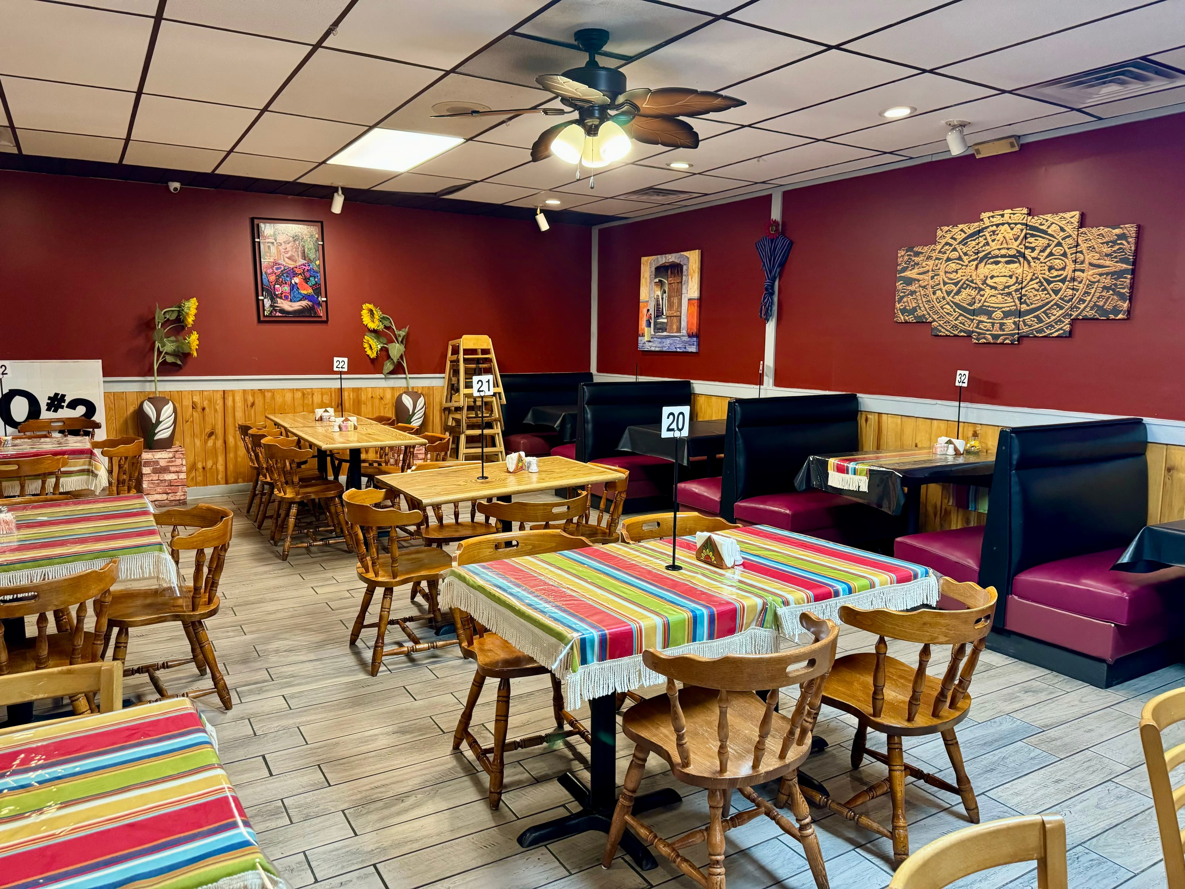 El Faro Riverside dining room